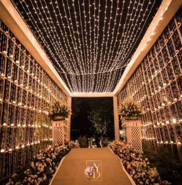 Penerangan lampu hias di sepanjang jalan masuk